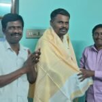 நல்லாசிரியரின் இல்லத்திற்கு சென்று பாராட்டிய சிங்கம்பாறை அரசு ஆசிரியர்