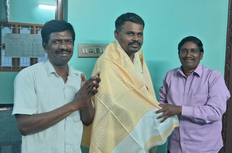 நல்லாசிரியரின் இல்லத்திற்கு சென்று பாராட்டிய சிங்கம்பாறை அரசு ஆசிரியர்