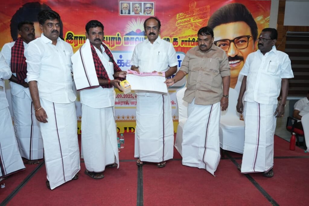 இராமேஸ்வரத்தில் மாவட்டக் கழகச் செயலாளர் காதர் பாட்சா முத்துராமலிங்கம் தலைமையில் 500க்கும் மேற்பட்டோர் திமுகவில் இணைந்தனர்