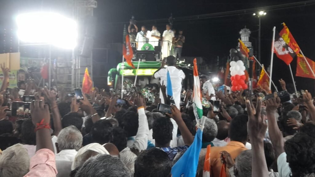 திருப்பூர் மாவட்டம் - தாராபுரம் மத்திய பகுதியில் உள்ள புது காவல் நிலைய பகுதியில் அதிமுக பொதுச் செயலாளர் எடப்பாடி பழனிச்சாமி சுற்றுப்பயணம் மேற்கொண்டு பரப்புரை மேற்கொள்ள வருகை : தொண்டர்கள் உற்சாக வரவேற்பு :