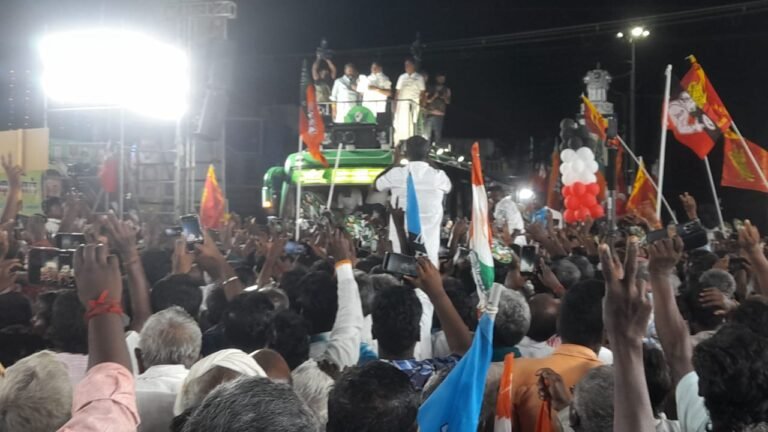 திருப்பூர் மாவட்டம் - தாராபுரம் மத்திய பகுதியில் உள்ள புது காவல் நிலைய பகுதியில் அதிமுக பொதுச் செயலாளர் எடப்பாடி பழனிச்சாமி சுற்றுப்பயணம் மேற்கொண்டு பரப்புரை மேற்கொள்ள வருகை : தொண்டர்கள் உற்சாக வரவேற்பு :