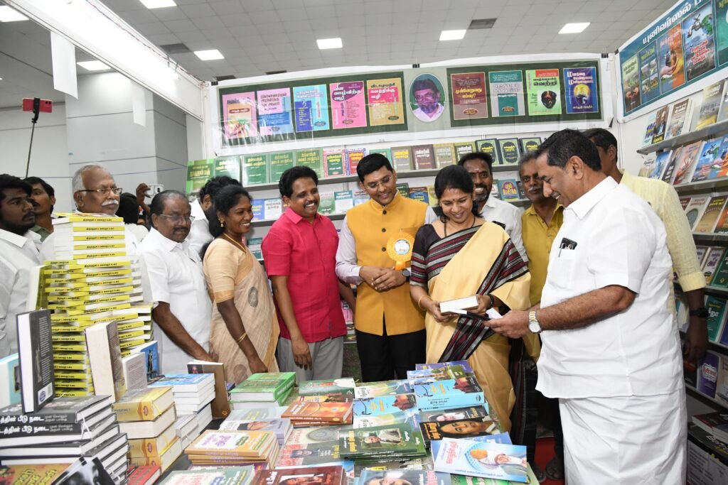 புத்தகத் திருவிழா:மதுரை:தூத்துக்குடி நாடாளுமன்ற உறுப்பினர்
கனிமொழி கருணாநிதி,
மதுரை மாவட்டம் தமுக்கம் மைதானம் மாநாட்டு மையத்தில் நடைபெறும் புத்தகத் திருவிழாவில் அரங்குகளை பார்வையிட்டு, புத்தக தானப் பெட்டியில் புத்தகங்களை வழங்கி பொதுமக்களுடன் கலந்துரையாடி "தெற்கின் எழுச்சி" என்ற தலைப்பில் சிறப்புரை ஆற்றினார்.