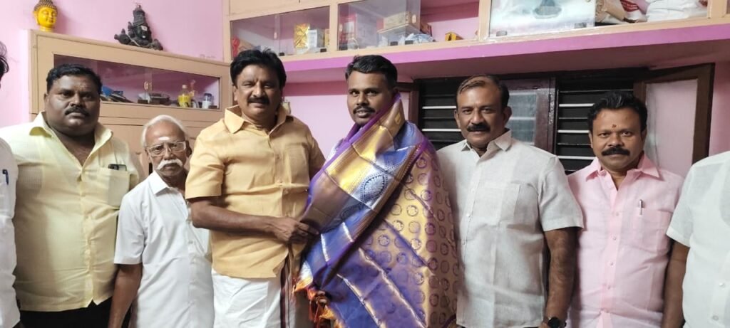 விருது பெற்ற ஆசிரியரின் இல்லத்திற்கு நேரில் சென்று சட்டமன்ற உறுப்பினர் பாராட்டு :