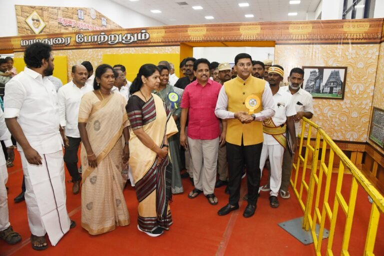 புத்தகத் திருவிழா: மதுரை: தூத்துக்குடி நாடாளுமன்ற உறுப்பினர் கனிமொழி கருணாநிதி, மதுரை மாவட்டம் தமுக்கம் மைதானம் மாநாட்டு மையத்தில் நடைபெறும் புத்தகத் திருவிழாவில் அரங்குகளை பார்வையிட்டு, புத்தக தானப் பெட்டியில் புத்தகங்களை வழங்கி பொதுமக்களுடன் கலந்துரையாடி "தெற்கின் எழுச்சி" என்ற தலைப்பில் சிறப்புரை ஆற்றினார்.