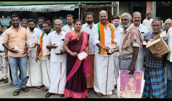 பாரத பிரதமர் மோடி பிறந்த தினம் - இனிப்பு வழங்கி கொண்டாட்டம்.