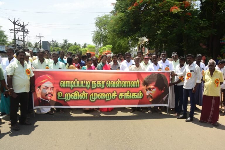 வாடிப்பட்டி வெள்ளாளர் உறவின்முறை சங்கம் சார்பாக - வ உ சி பிறந்த நாளை முன்னிட்டு முளைப்பாரி ஊர்வலம் நடைபெற்றது :