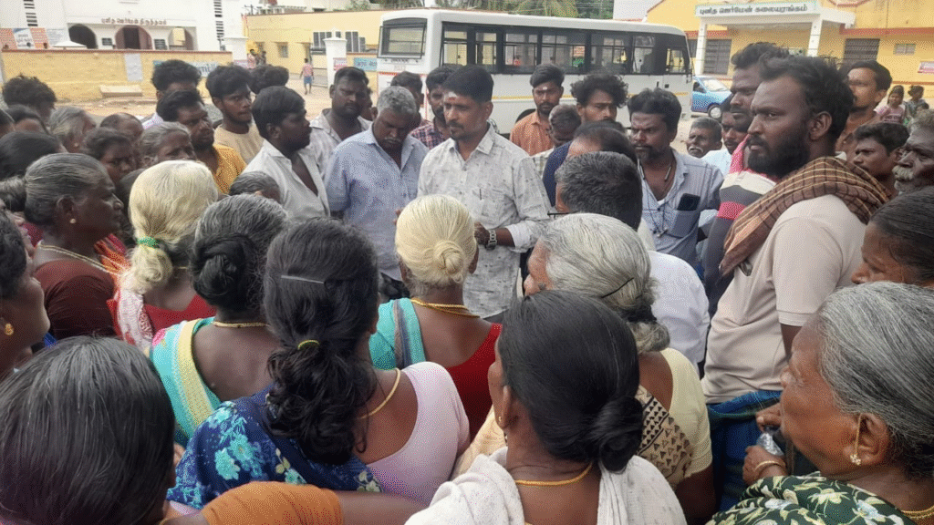 சோழவந்தான் அருகே ராயபுரத்தில் புனித ஜெர்மனம்மாள் ஆலயத்திற்கு சொந்தமான இரு வீடுகளை ஆக்கிரமிப்பு செய்தவர்களை கண்டித்து சப்பரத்தை நடுவில் வைத்து நூற்றுக்கு மேற்பட்டோர் சாலை மறியல் போராட்டக்காரர்களை தவெக நிர்வாகிகள் சந்தித்து ஆதரவு...