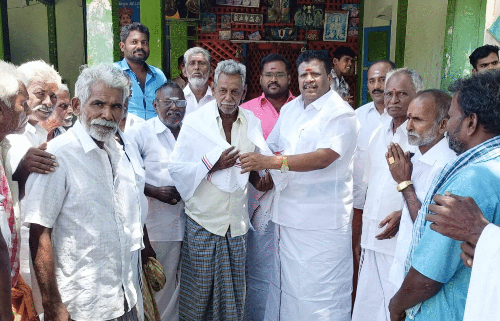 பல்வேறு கட்சியினர் அ.தி.மு.க.வில் இணைந்தனர்.