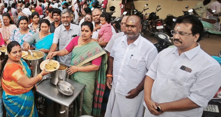 மகாளய அமாவாசையை முன்னிட்டு: அன்னதானம் வழங்கப்பட்டது.