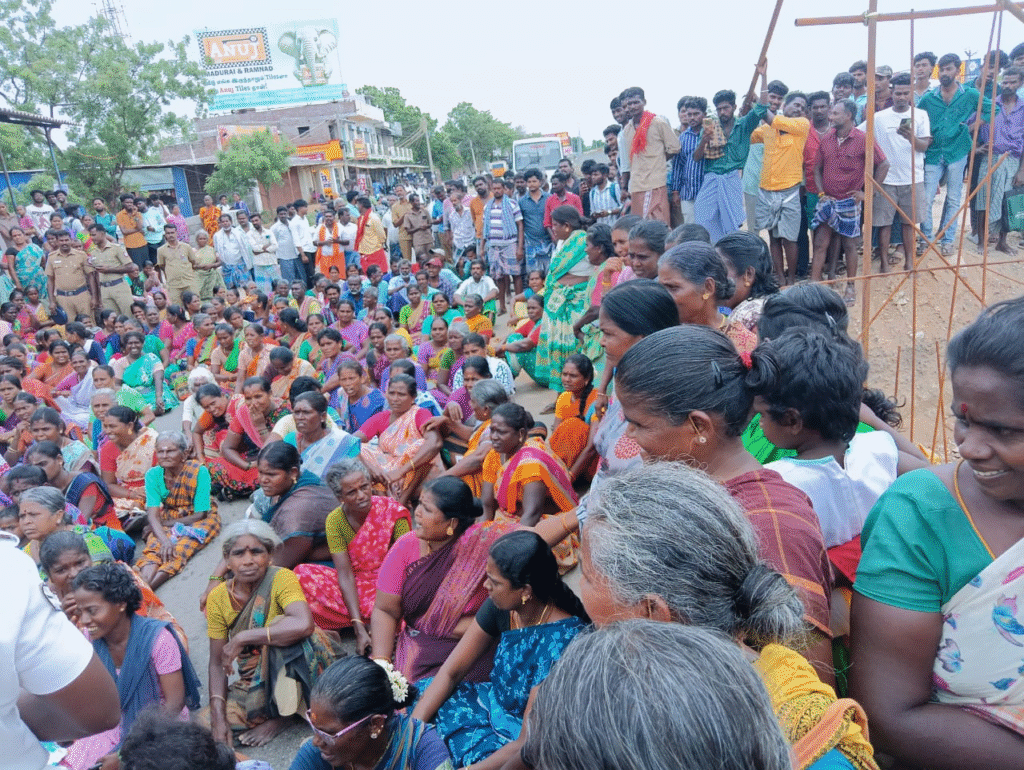 வளையங்குளம் மதுரை - தூத்துக்குடி தேசியநெடுஞ்சாலையில் பொதுமக்கள் திடீர் சாலை மறியல்: இரண்டரை மணி நேரம் போக்குவரத்து பாதிப்பு..