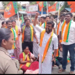 காவல் நிலையம் முன்பு சாலை மறியல் :