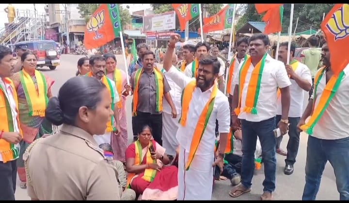 காவல் நிலையம் முன்பு சாலை மறியல் :