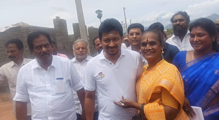தேனூர் அருகே, கட்டப்புலி நகர் பகுதியில், கலைஞர் கனவு இல்ல திட்டத்தின் கீழ் கட்டப்படும் வீடுகளை தொகுதி எம்.எல்.ஏ. இல்லாமல் பார்வையிட்ட துணை முதல்வர் உதயநிதி ஸ்டாலின், எம்.பி.யும் தாமதமாக வந்ததால் கண்டுகொள்ளாத நிலை: