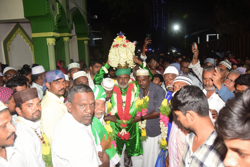 மேலக்கால் கணவாய் தர்காவில் இஸ்லாமியர்களின் சந்தனக்கூடு திருவிழா...