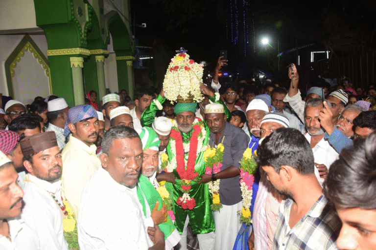 மேலக்கால் கணவாய் தர்காவில் இஸ்லாமியர்களின் சந்தனக்கூடு திருவிழா...