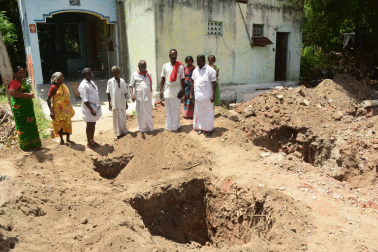சோழவந்தான் அருகே முள்ளிபள்ளம் கிராமத்தில் தனிநபர் வீட்டிற்கு செல்லும் பாதையை மறைத்து அங்கன்வாடி கட்ட முயற்சி மாவட்ட ஆட்சியர் தலையிட கோரிக்கை :