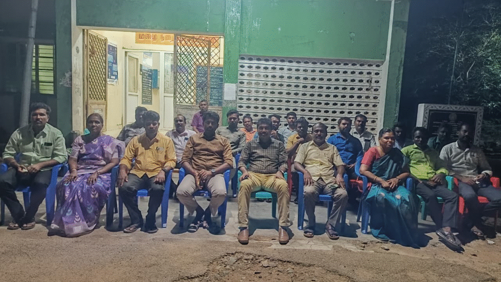 கமுதியில் வருவாய் துறையினர் நடத்திய காத்திருப்பு போராட்டம் இரவு வரை நீடித்தது...