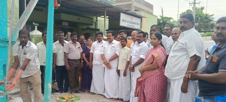 மதுரை மாவட்டம், சோழவந்தானில் புதிய ட்ரான்ஸ்பார்மர் அமைத்து ஒரே மாதத்தில் பழுதான அவலம்.. அடுத்தடுத்து மூன்று டிரான்ஸ்பார்மர் பழுதானதால் இரவு முழுவதும் மின்சாரம் இன்றி தவித்த பொதுமக்கள்...