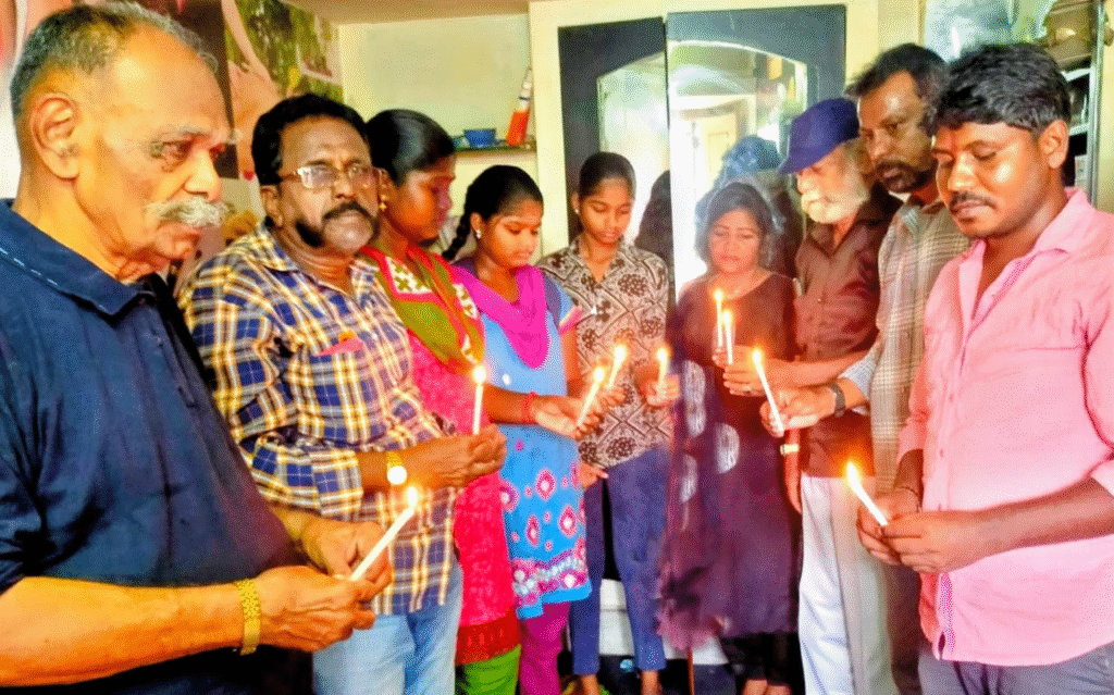 கரூரில் பிரச்சார கூட்டத்தில் "உயிரிழந்தவர்களுக்கு மெழுகுவர்த்தி ஏற்றி தென்னிந்திய நடிகர்கள் சங்கம் சார்பாக ஒரு நிமிடம் மௌன அஞ்சலி...