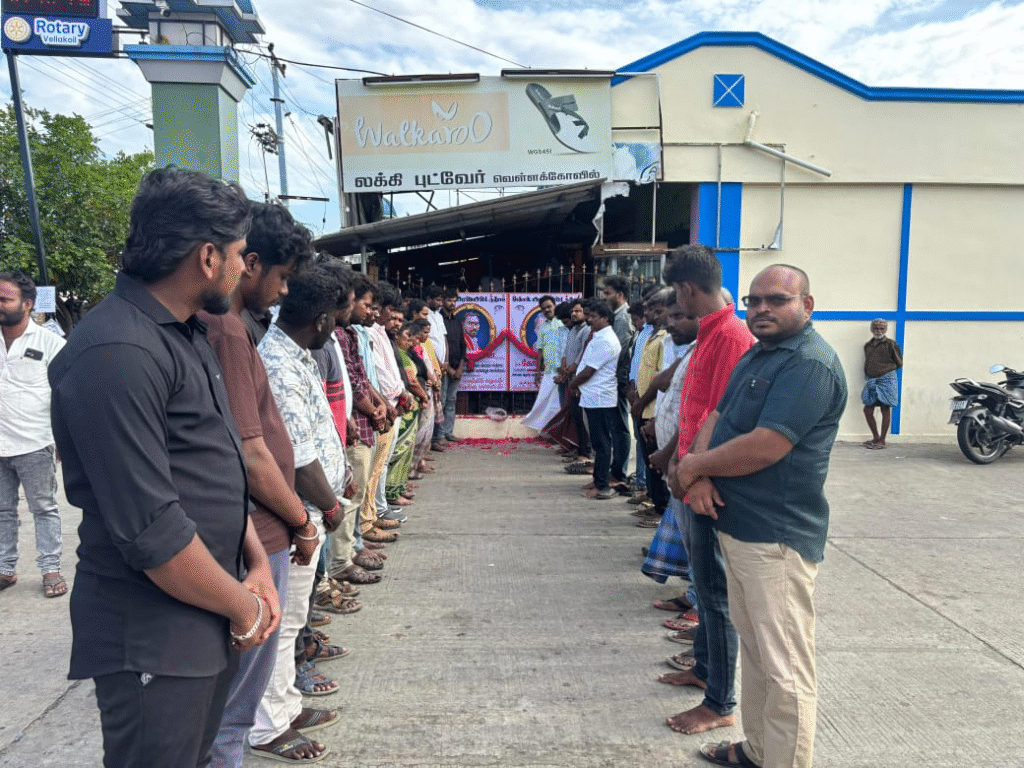 கரூர் தமிழக வெற்றி கழக மக்கள் சந்திப்பு நிகழ்ச்சியில் கூட்ட நெரிசல் காரணமாக உயிரிழந்தவர்களுக்கு அஞ்சலி.