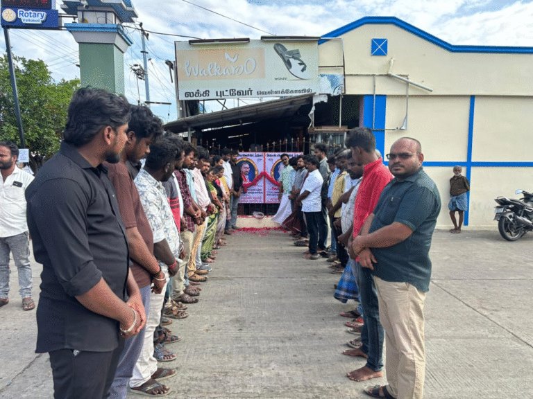 கரூர் தமிழக வெற்றி கழக மக்கள் சந்திப்பு நிகழ்ச்சியில் கூட்ட நெரிசல் காரணமாக உயிரிழந்தவர்களுக்கு அஞ்சலி.