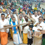 ஏர் கலப்பை மண்வெட்டி உள்ளிட்ட விவசாய பொருட்களோடு பொதுமக்களோடு இணைந்து அனைவரின் கவனத்தையும் ஈர்த்த விவசாயிகள் எடுத்த உறுதிமொழி.