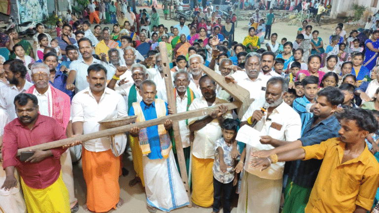 ஏர் கலப்பை மண்வெட்டி உள்ளிட்ட விவசாய பொருட்களோடு பொதுமக்களோடு இணைந்து அனைவரின் கவனத்தையும் ஈர்த்த விவசாயிகள் எடுத்த உறுதிமொழி.