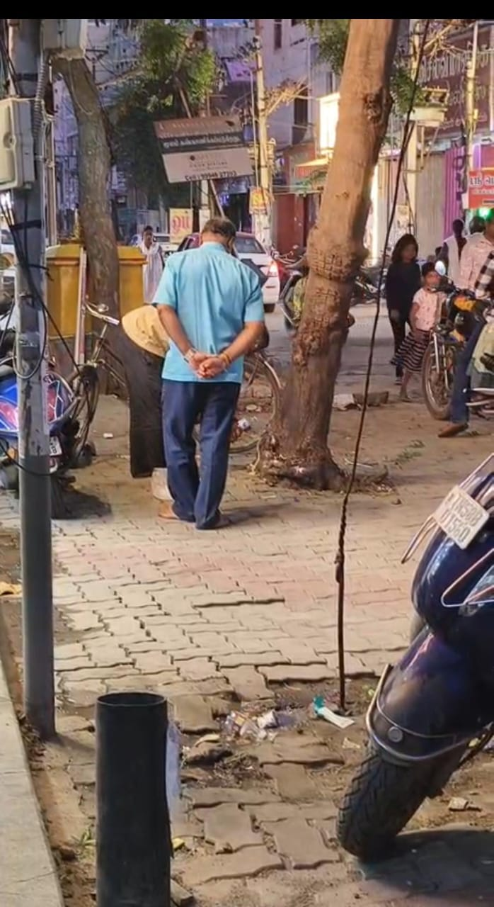 ஆசிட் ஊற்றி மரத்தை கொல்ல முயற்சி..! இணையத்தில் வைரலாகும் வீடியோ..!