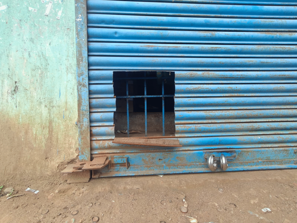 கும்மிடிப்பூண்டி அருகே டாஸ்மாக் கடை ஷட்டரில் துளையிட்டு கொள்ளை முயற்சி. காவல்துறை ரோந்து பணியின் போது டாஸ்மாக் கடையில் திருட முயன்ற நபரை பிடித்து விசாரணை….