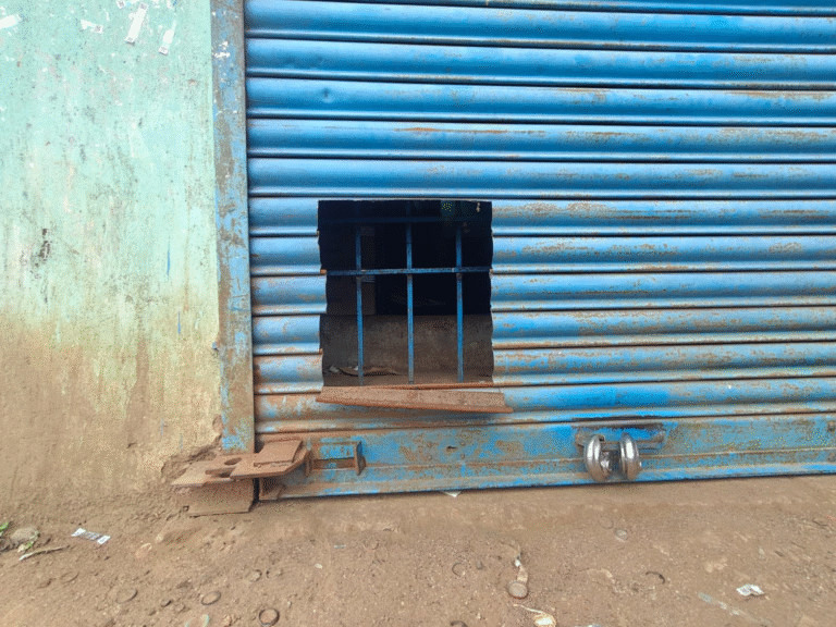 கும்மிடிப்பூண்டி அருகே டாஸ்மாக் கடை ஷட்டரில் துளையிட்டு கொள்ளை முயற்சி. காவல்துறை ரோந்து பணியின் போது டாஸ்மாக் கடையில் திருட முயன்ற நபரை பிடித்து விசாரணை….