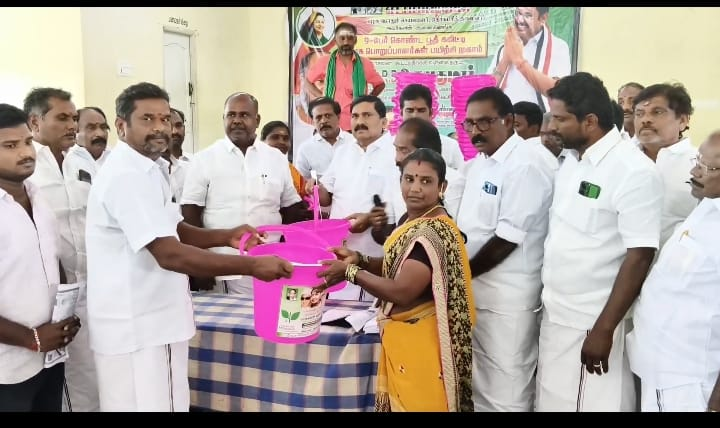 பாரபட்சமான அணுகுமுறையை இந்த அரசு கையாண்டதன் காரணமாக, பாதுகாப்பு குறைபாட்டினால் 41 உயிர்களை இழந்துவிட்டோமோ என்ற கவலை எழுந்துள்ளது - தன்னை பார்க்க வருகை தந்த தொண்டர்கள் இறந்து போக வேண்டும் என, ஒரு தலைவர் நினைப்பதாக நாம் சித்தரிக்க முயல்வது என்பது அரசியல் அடிப்படை தத்துவத்தை கேள்விக்குறி ஆக்குவதாக இருக்கிறது., - முன்னாள் அமைச்சர் ஆர்.பி.உதயக்குமார் பேட்டி: