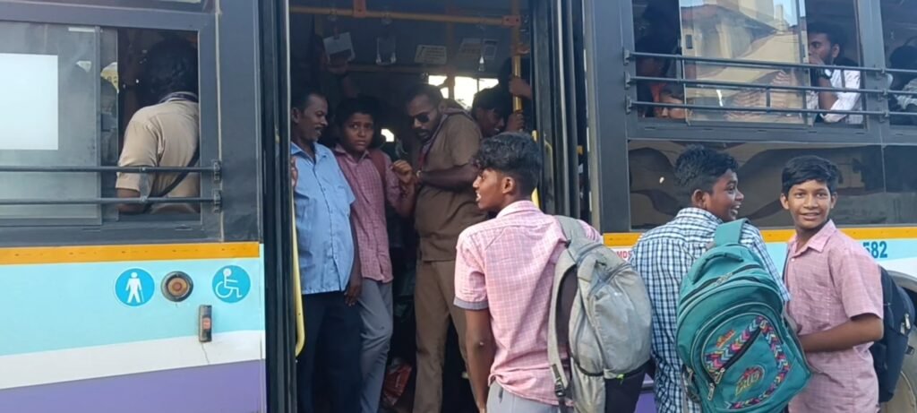 பள்ளி மாணவர்களை பேருந்தில் இருந்து கழுத்தை பிடித்து வெளியே தள்ளிய ஓட்டுநர். நடவடிக்கை எடுப்பாரா போக்குவரத்து துறை அமைச்சர்?