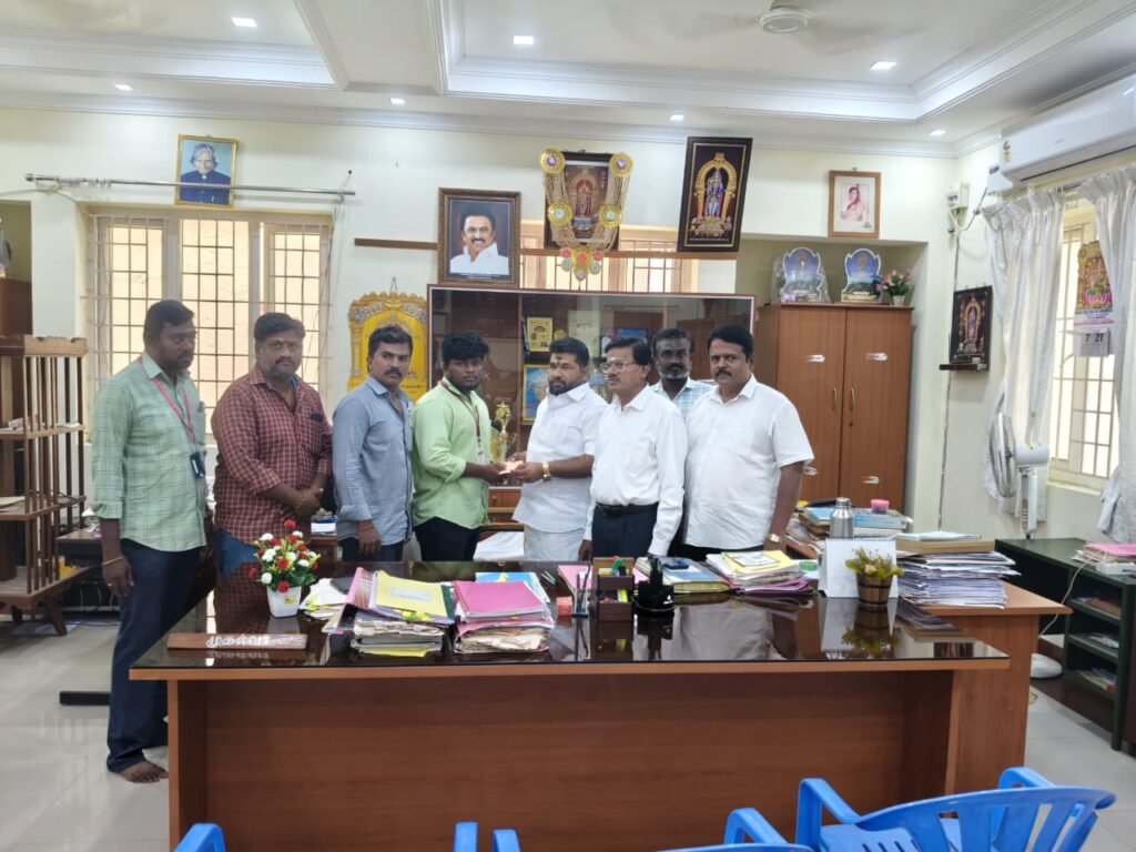 தென்னிந்திய பார்வர்டு பிளாக் கட்சி சார்பில் மாணவருக்கு கல்வி கட்டணம் அன்பளிப்பு!