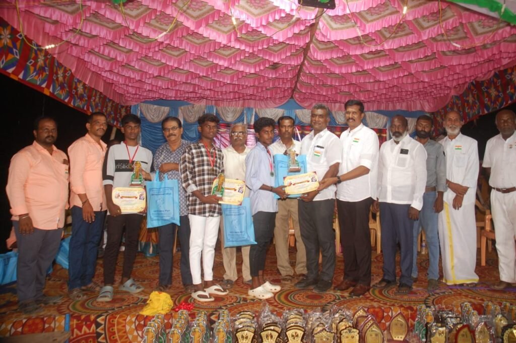 அலங்காநல்லூர் அருகே பெரிய ஊர் சேரியில் பாரத ரத்னா டாக்டர் அப்துல் கலாம்  பிறந்தநாள் விழா