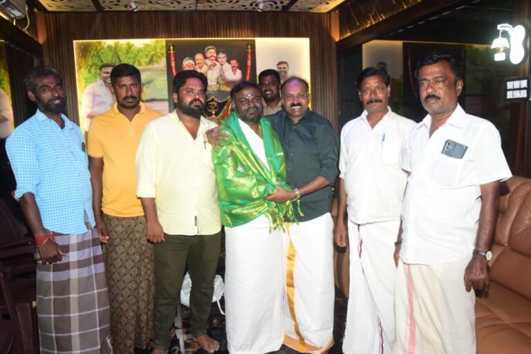 சோழவந்தான் பேரூராட்சி முன்னாள் வார்டு கவுன்சிலர் ராஜேஷ் பிறந்தநாள் விழா தொழிலதிபர் எம் மருது பாண்டியன் வாழ்த்து தெரிவித்தா