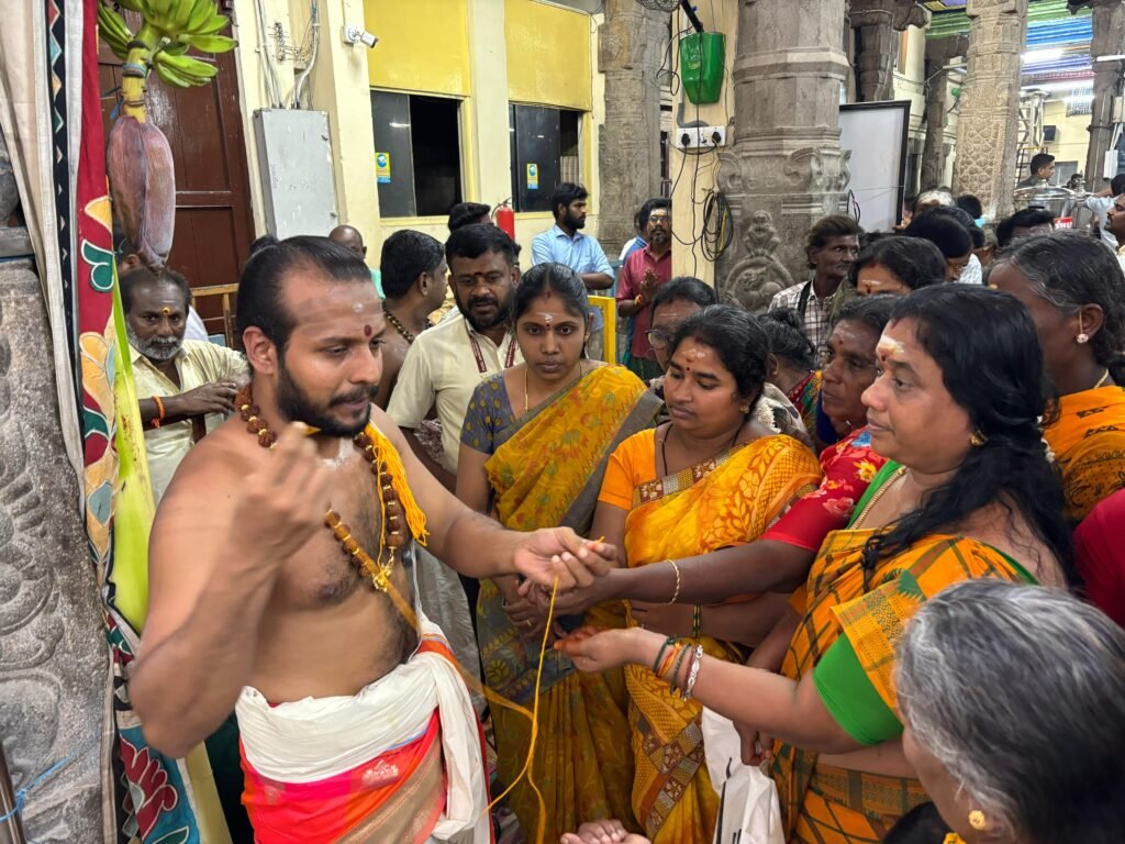 மதுரை திருப்பரங்குன்றம் சுப்பிரமணிய சுவாமி கோவிலில் கந்த சஷ்டி விழா காப்பு கட்டுதலுடன் தொடங்கியது.