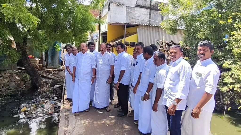 மதுரை அருகே மழையால், கழிவு நீரானது பள்ளியை சுற்றி வளைப்பு: எம்.எல்.ஏ. ஆய்வு.