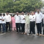 பழனி அருகே மது போதையில் வழக்கறிஞர் மீது பட்டாசுகளை கொளுத்தி போட்ட முக்கிய குற்றவாளிகளை கைது செய்யக்கோரி வழக்கறிஞர்கள் சாலை மறியல்.