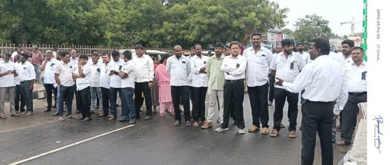 பழனி அருகே மது போதையில் வழக்கறிஞர் மீது பட்டாசுகளை கொளுத்தி போட்ட முக்கிய குற்றவாளிகளை கைது செய்யக்கோரி வழக்கறிஞர்கள் சாலை மறியல்.