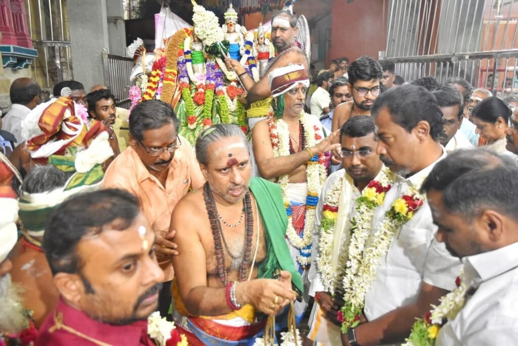 பழனியில் கந்தசஷ்டி விரதம் கடைபிடித்து வந்த பக்தர்கள் தண்டு விரதம் மேற்கொண்டனர். தொடர்ந்து சூரசம்ஹாரம் நிகழ்ச்சி நடைபெற்றது.