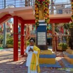 வேடம் அணிந்த மாணவர்கள்