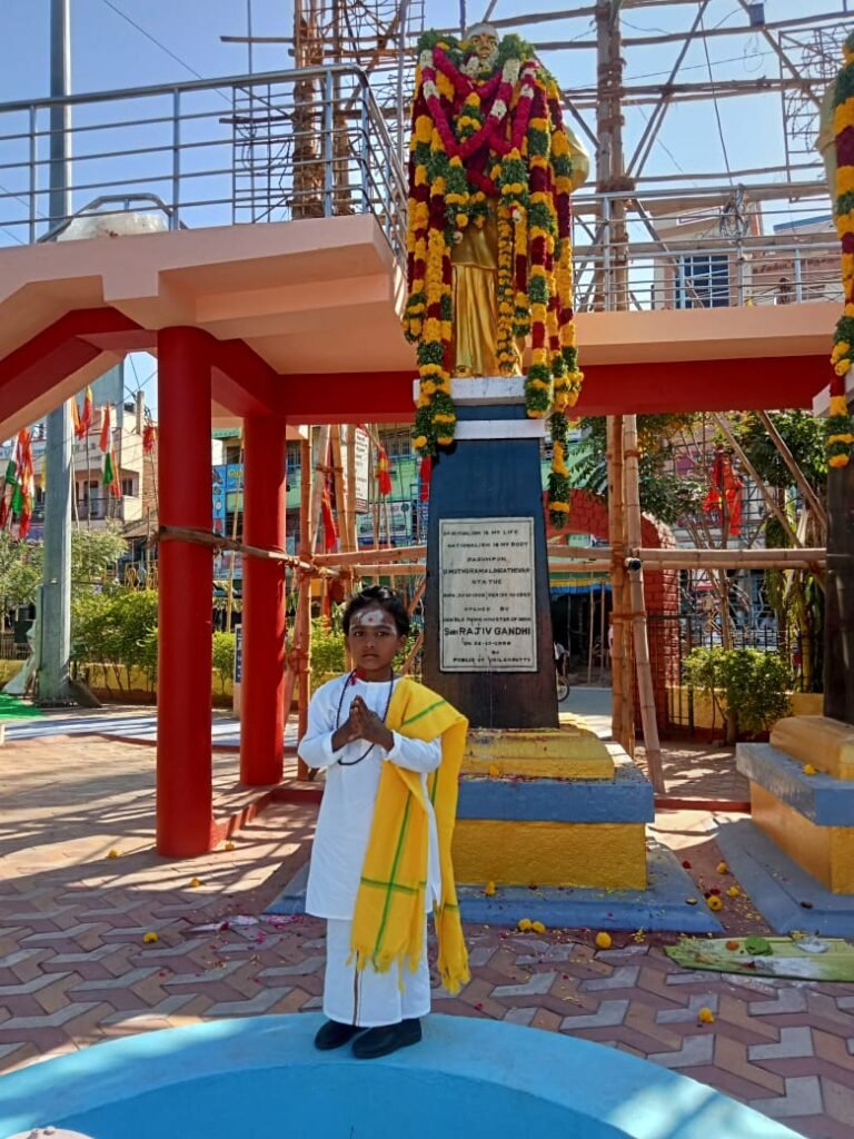 வேடம் அணிந்த மாணவர்கள்