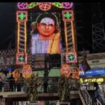 மின் விளக்கு படங்களுடன் ஜொலிக்கும் பி.கே.மூக்கையாத் தேவர் திருவுருவ சிலை.