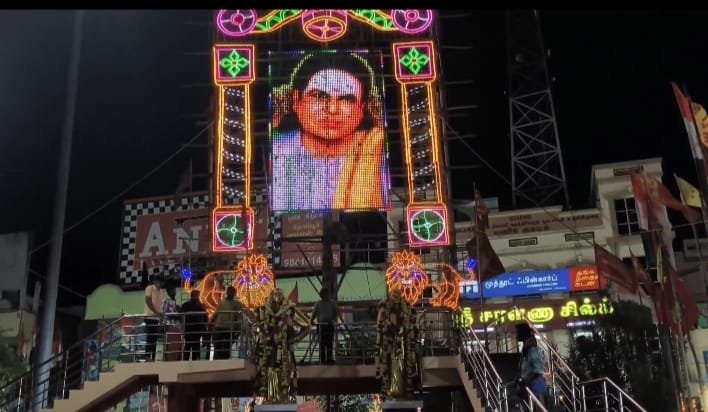 மின் விளக்கு படங்களுடன் ஜொலிக்கும் பி.கே.மூக்கையாத் தேவர் திருவுருவ சிலை.