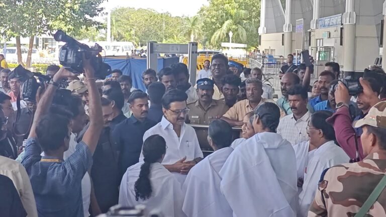 மதுரை விமான நிலையம் வந்தடைந்தார் முதல்வர்; ஆண்டு விழாவிற்கு அழைப்பிதழ் கொடுத்த பிரம்ம குமாரிகள்; முதல்வர் வருகையின் போது மகனைக் கண்டுபிடித்துக் கொடுங்கள் என கோஷமிட்டவரால் பரபரப்பு: