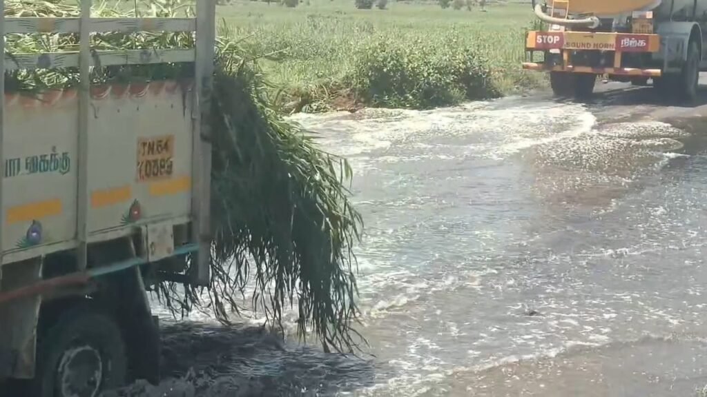 மதுரை வெள்ளக்கல் கழிவு நீர் சுத்திகரிப்பு நிலையத்திலிருந்து பைப் உடைந்து சாலையில் பாய்ந்து ஓடும் கழிவு நீரால் பொதுமக்கள், வாகன ஓட்டிகள் அவதி...