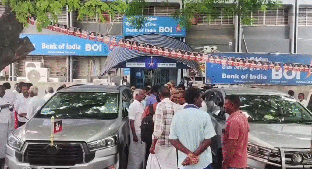தேவர் தங்க கவசம், பாதுகாப்புடன் செல்லப்பட்டது..