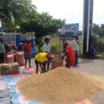 அலங்காநல்லூர் மற்றும் குமாரம் பகுதியில் நெல் கொள்முதல் நிலையம் திறக்காததால் தனியாருக்கு நெற்களை விற்பனை செய்யும் விவசாயிகள்..