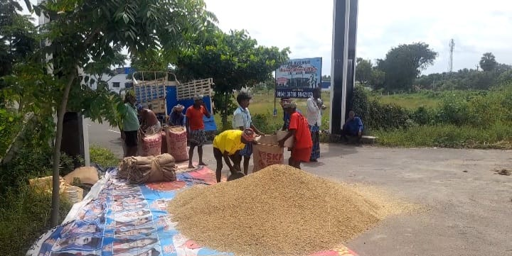 அலங்காநல்லூர் மற்றும் குமாரம் பகுதியில் நெல் கொள்முதல் நிலையம் திறக்காததால் தனியாருக்கு நெற்களை விற்பனை செய்யும் விவசாயிகள்..