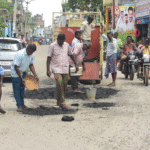 சோழவந்தானில் தொடர் மழை காரணமாக சாலையின் நடுவே ஏற்பட்ட முழங்கால் அளவு பள்ளத்தை ஒரே நாளில் சரி செய்த நெடுஞ்சாலை துறையினருக்கு பொதுமக்கள் மற்றும் மாணவிகள் பாராட்டு: